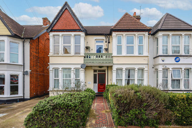 1 bed property, in Cobham Road, £180,000