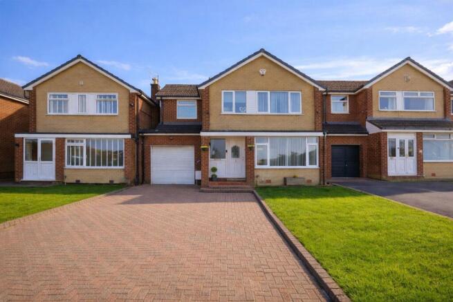4 bed property, in Carrbrook Crescent, £350,000