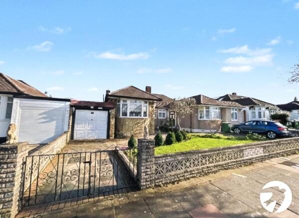 2 bed property, in Wren Road, £425,000