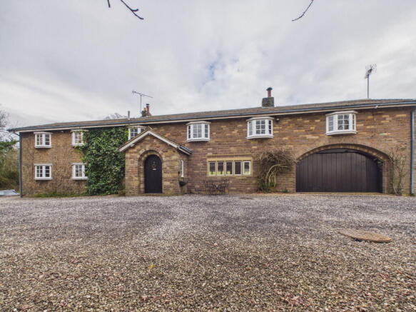 4 bed property, in Giant House Farm, £600,000