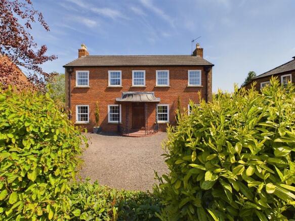 4 bed property, in Main Street, £850,000