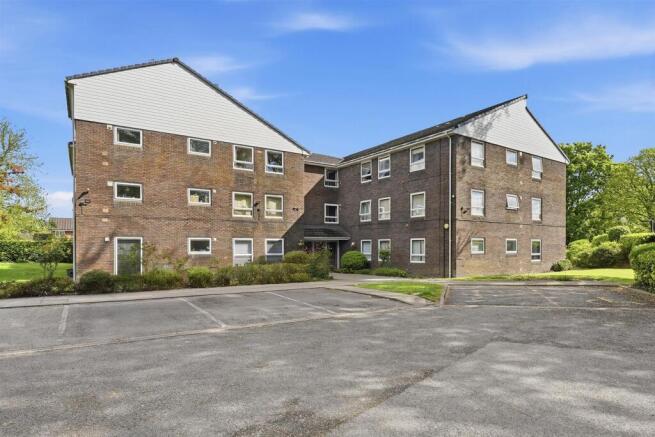 2 bed property, in Greengates, £112,500