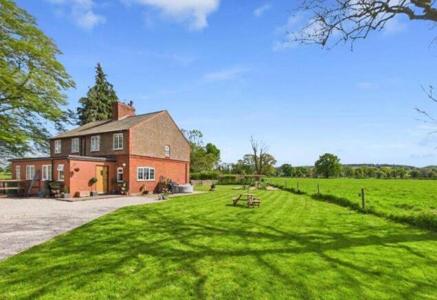 3 bed property, in 2 Abbey Cottages, £250,000