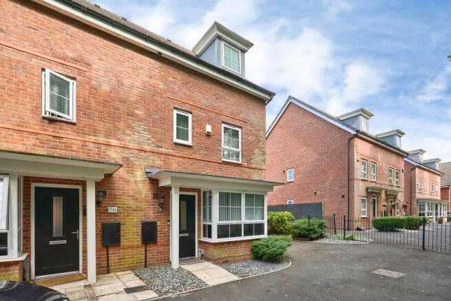 4 bed property, in Parkers Way, £335,000