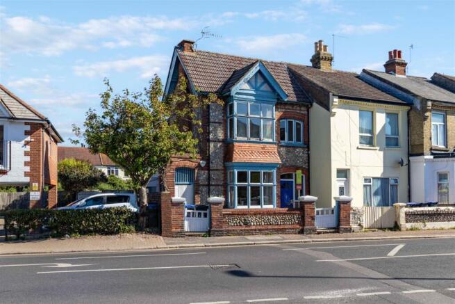4 bed property, in Tarring Road, £300,000