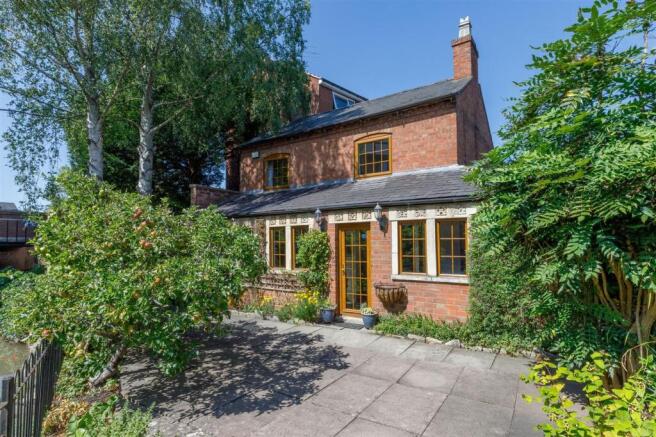 2 bed property, in Warwick Road, £300,000