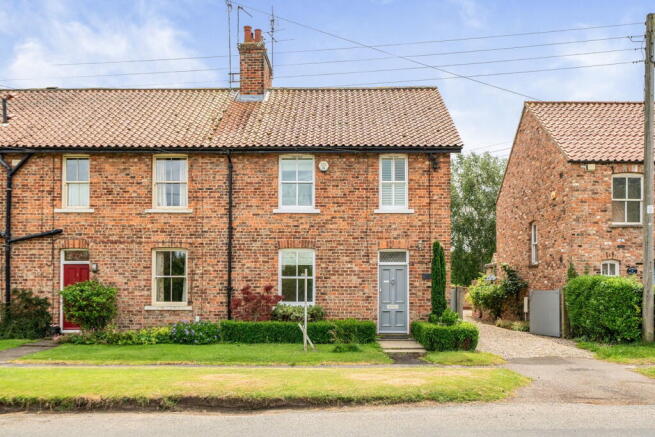 4 bed property, in Main Street, £465,000