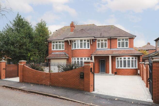5 bed property, in A sizeable family home in a commanding position in Stockton Heath, £900,000
