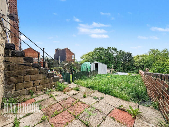 2 bed property, in Lower Dolcliffe Road, £90,000