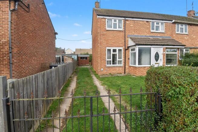 2 bed property, in Kingsthorpe Avenue, £175,000