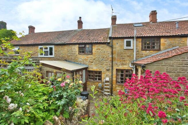 4 bed property, in Main Street, £300,000