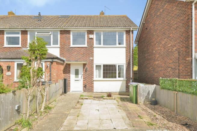 3 bed property, in Queens Road, £200,000