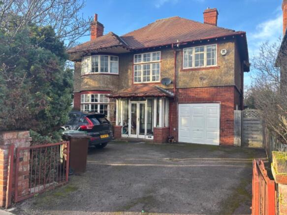 4 bed property, in Queens Avenue, £625,000