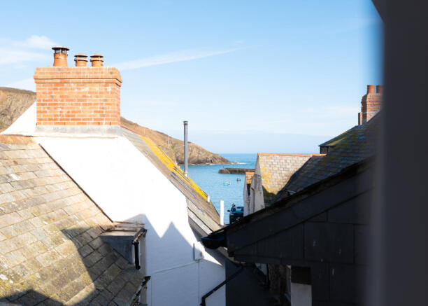 2 bed property, in Middle Street, £295,000