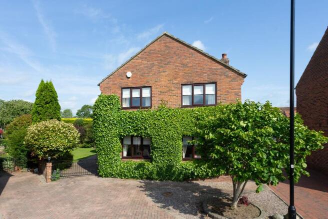4 bed property, in Church Farm Close, £550,000