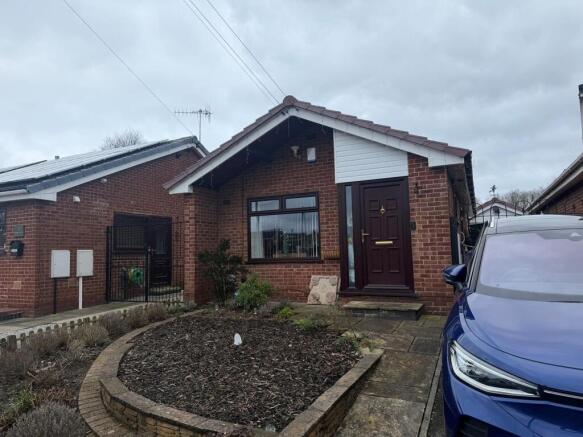 2 bed property, in Turnberry Road, £194,000