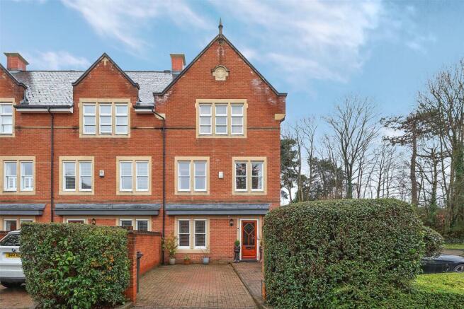 4 bed property, in Lavender Close, £800,000
