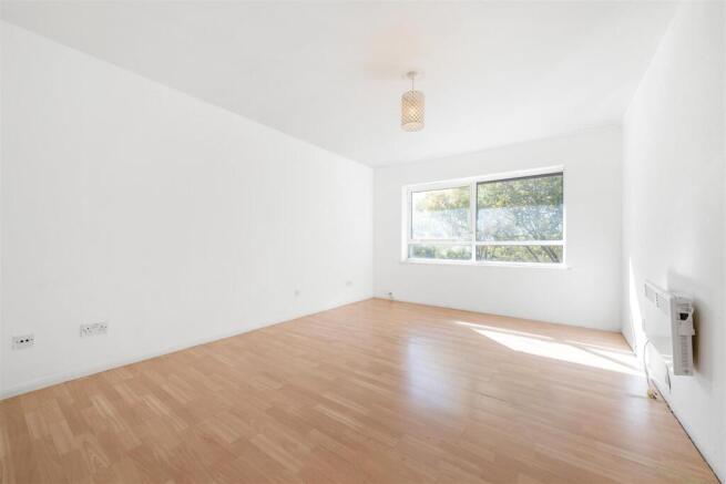 1 bed property, in Berkeley Court, £180,000
