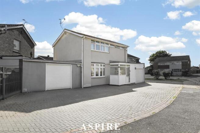 3 bed property, in Linden Leas, £450,000