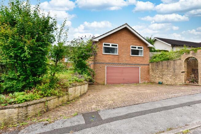 4 bed property, in Hillcrest Gardens, £440,000