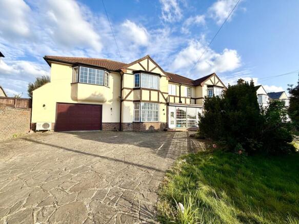 5 bed property, in Leatherhead Road, £800,000