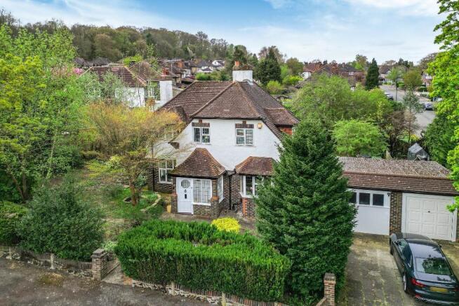 3 bed property, in Norfolk Avenue, £900,000