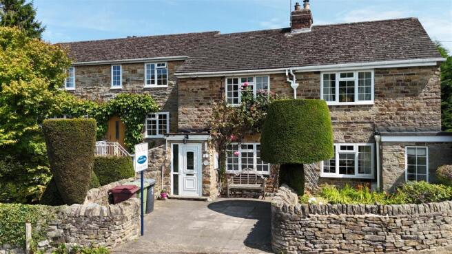 2 bed property, in Crow Hole, £270,000