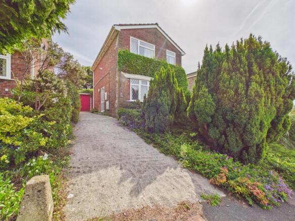 2 bed property, in The Chase, £230,000
