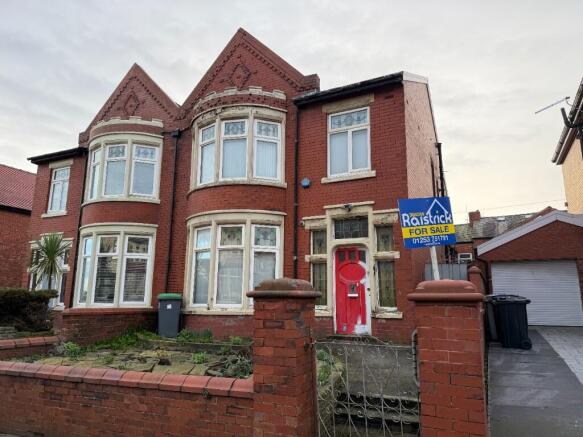 3 bed property, in Reads Avenue, £155,000