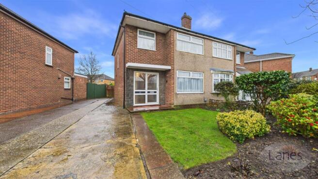 3 bed property, in Roundmoor Drive, £465,000