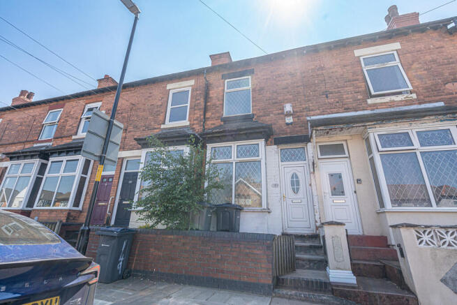 2 bed property, in Farnham Road, £170,000