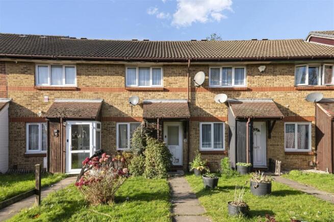 2 bed property, in Clivesdale Drive, £400,000