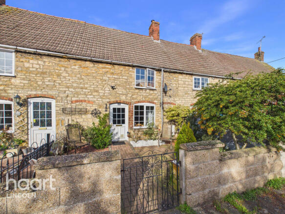 2 bed property, in Station Road, £160,000