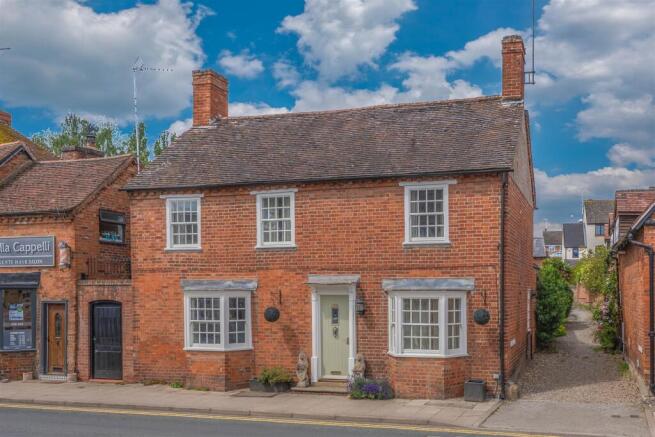 3 bed property, in High Street, £775,000
