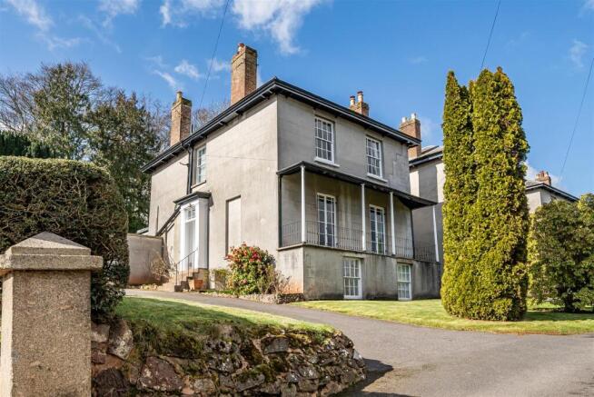 5 bed property, in Crossmead Villas, £850,000