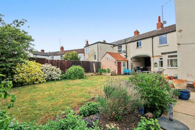 4 bed property, in High Street, £300,000