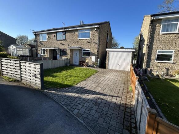 2 bed property, in Thorndene Way, £175,000