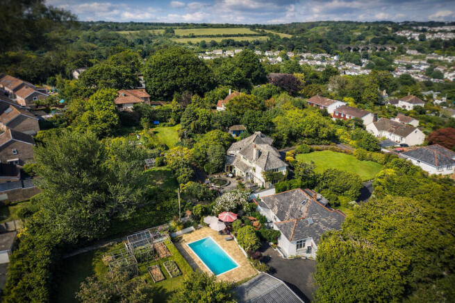 4 bed property, in Trevone Crescent, £600,000