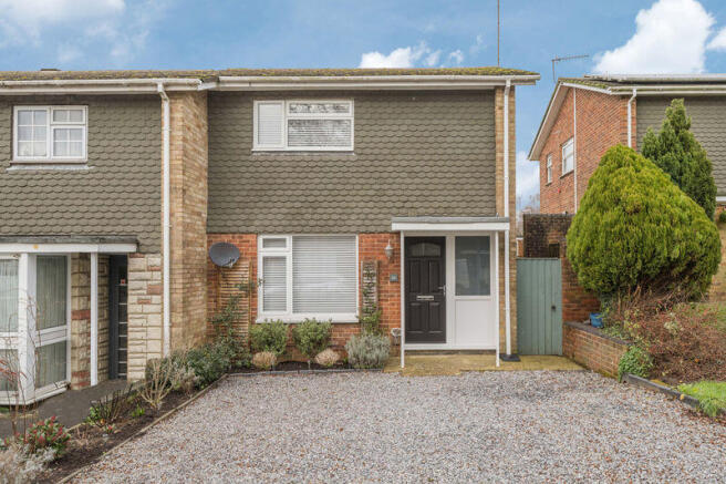 2 bed property, in Old Farm Road, £300,000