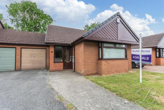 2 bed property, in Maypole Road, £210,000