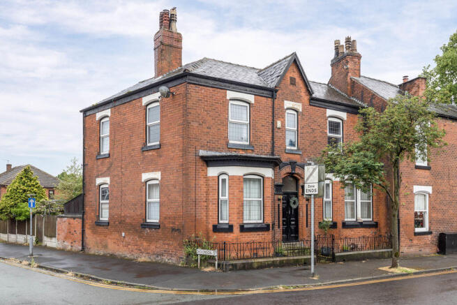 4 bed property, in Swinley Road, £290,000