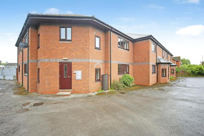 1 bed property, in High Street, £120,000