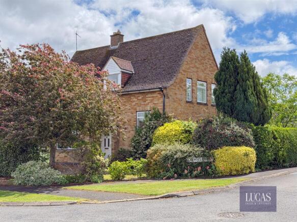 3 bed property, in Fairfield Road, £440,000