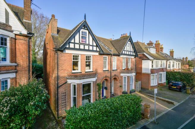4 bed property, in Upper Queens Road, £535,000