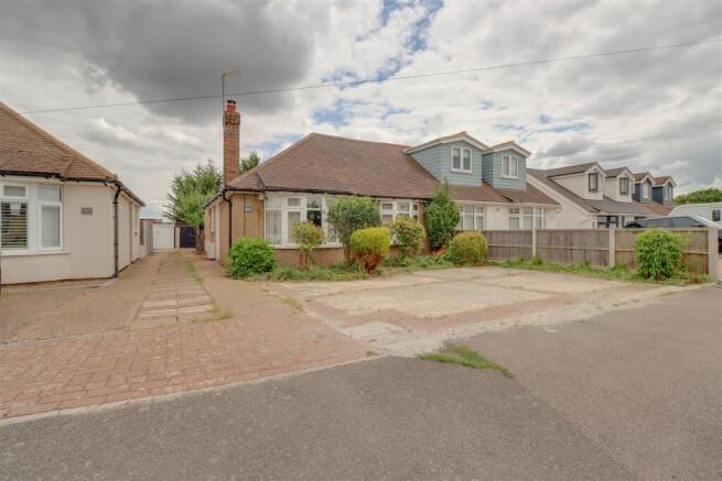 2 bed property, in Lilac Avenue, £375,000