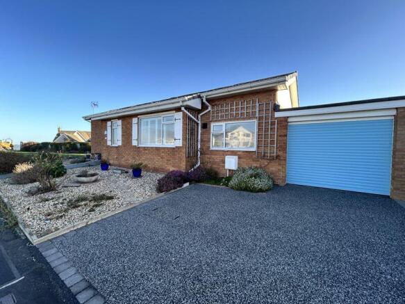 2 bed property, in Penrhyn Beach East, £295,000