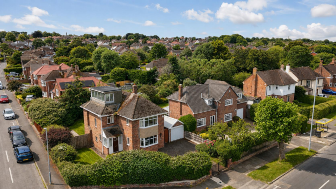 3 bed property, in Frankby Road, £400,000