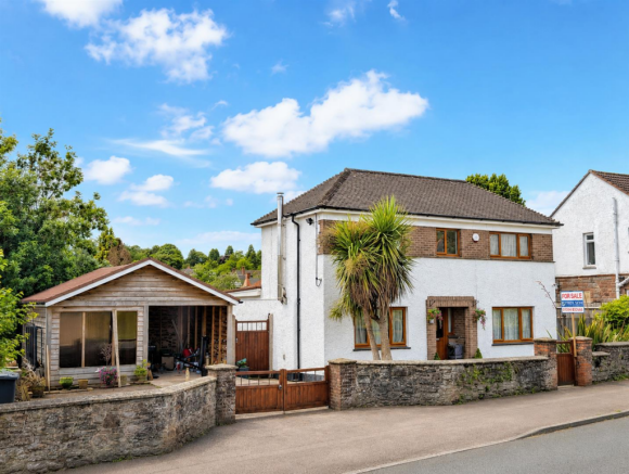 3 bed property, in Staunton Road, £450,000