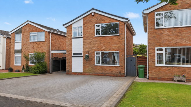 3 bed property, in Moorhills Croft, £475,000