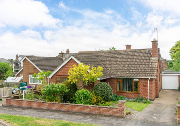 3 bed property, in Appleton Drive, £299,950